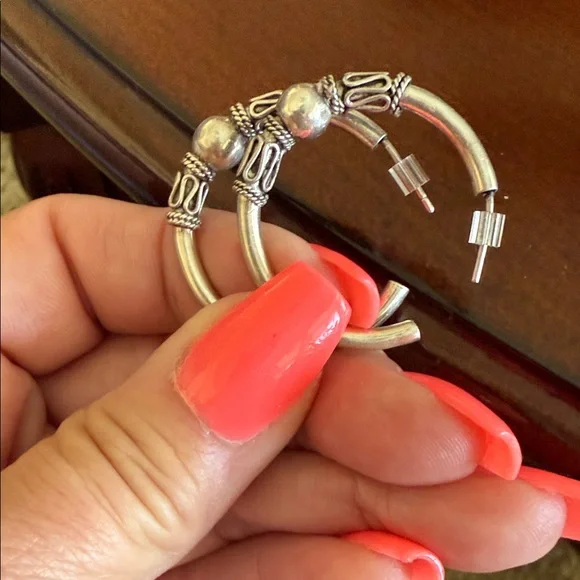Vintage Boho Silver Tone Hoop Earrings Handmade 1 Inch Artisan - Picture 4 of 4
